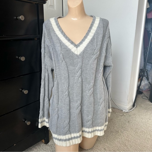 SUPERDOWN SHAWNIE VARSITY SWEATER DREESS - Picture 4 of 9